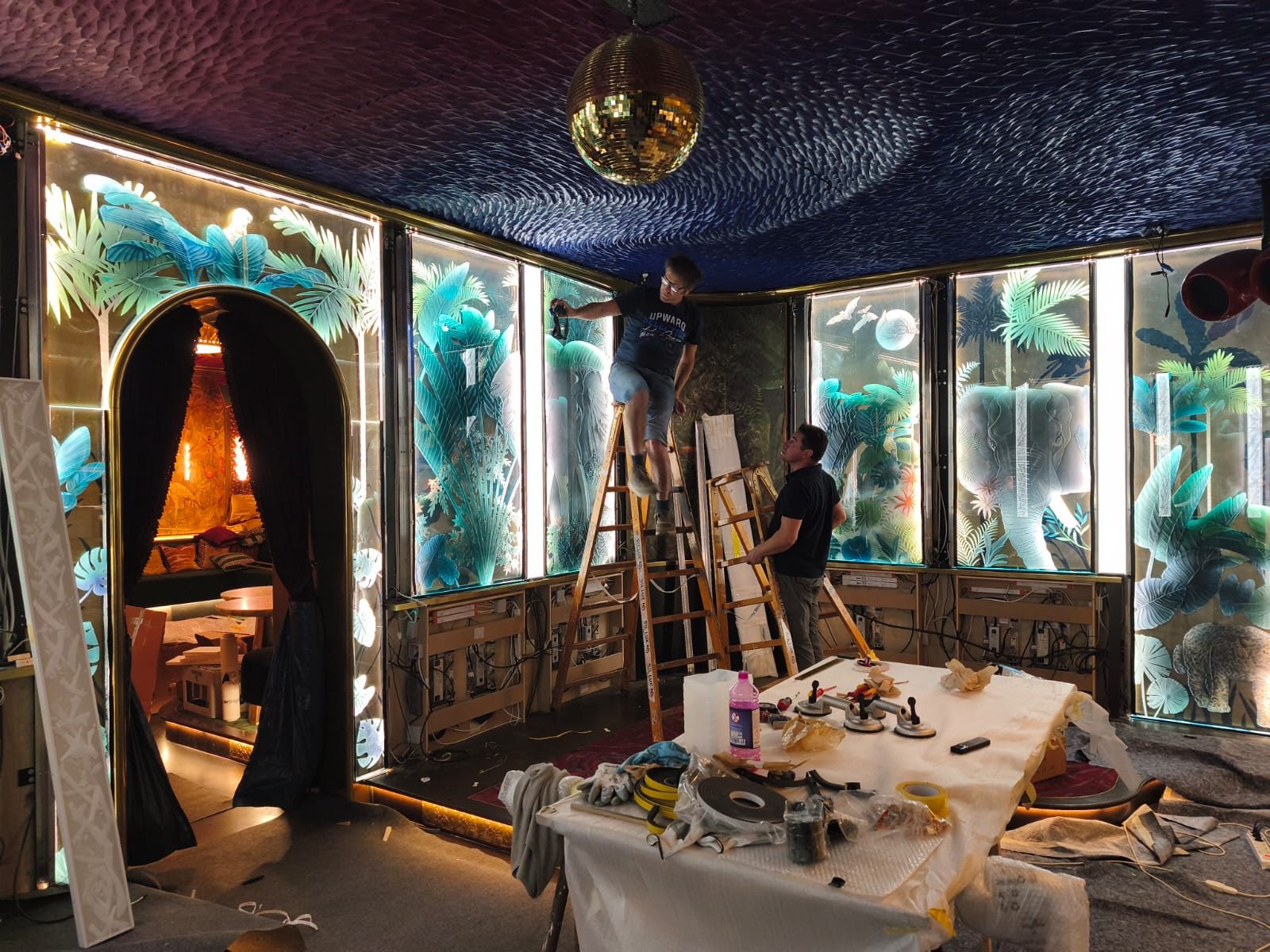 Sala con vetrate artistiche dello Studio Vetrarte